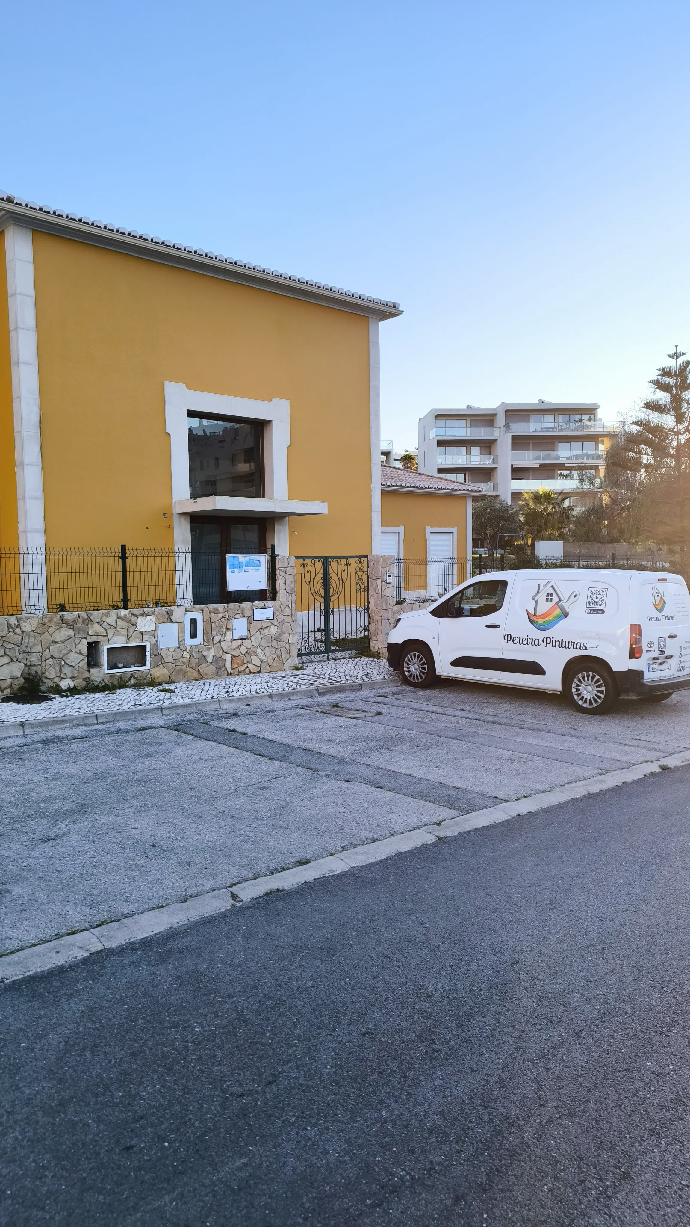 Pereira Pinturas — Carrinha em obra em Portimão